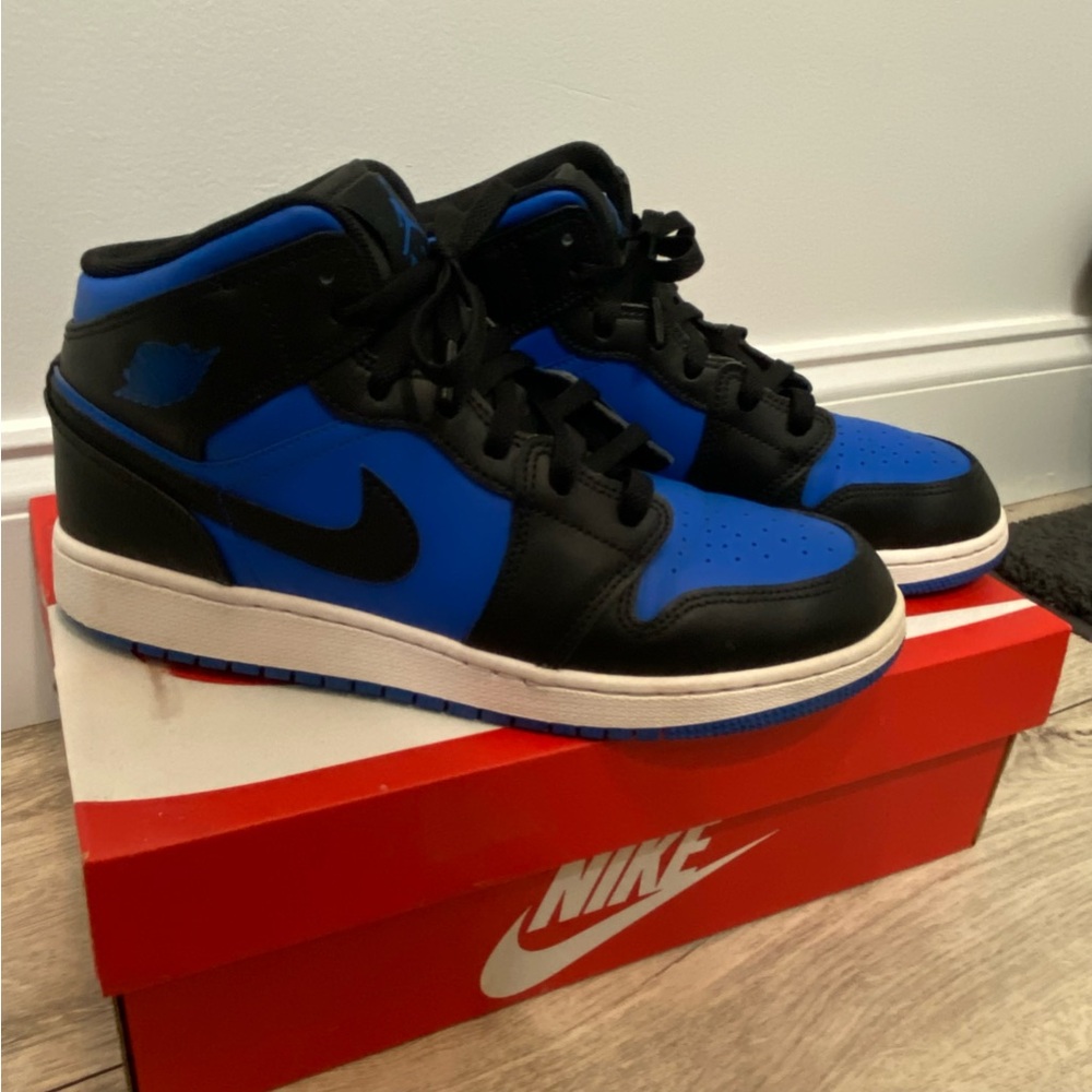Jordan 1 Mid Black Royal Blue Youth Size 7
Send Me Offers!